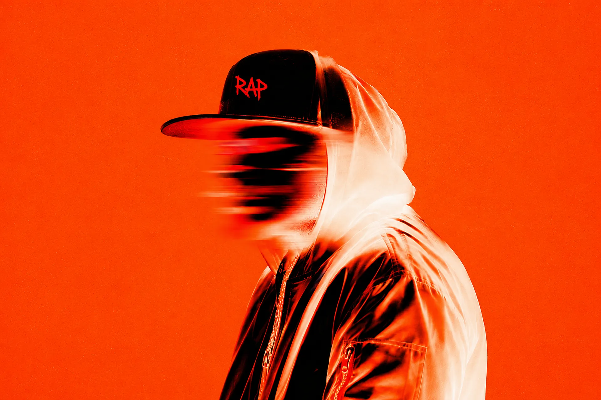 Rappeur de profil, casquette noire floquée « RAP » en rouge, capuche et chaîne, visage flou par le mouvement, sur fond orange vif.